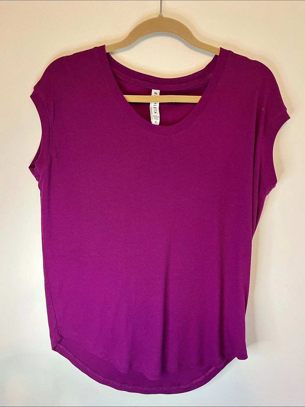Athleta Breezy Rib Scoop Neck
High-Low Cap Sleeve Tee in Size Small Plum/Berry